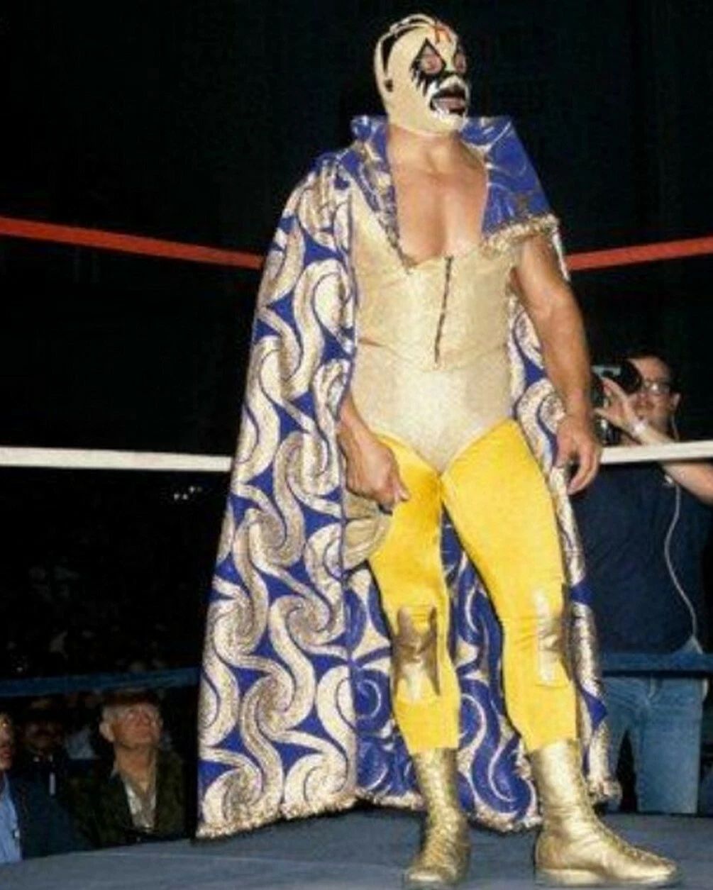 Mil Mascaras Photo Wrestling Picture Wwf In Corner