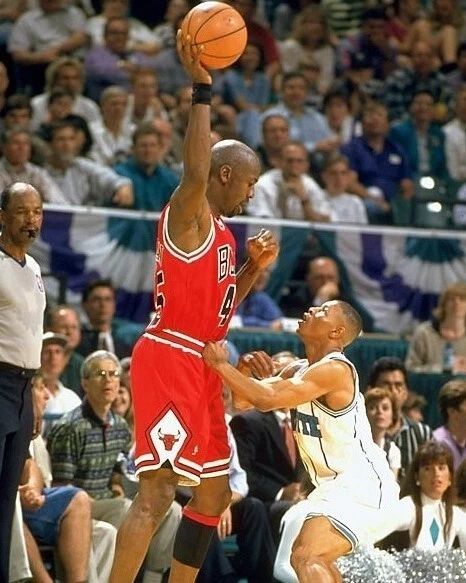 Muggsy Bogues Photo Charlotte Hornets Basketball Picture Nba Vs Bulls