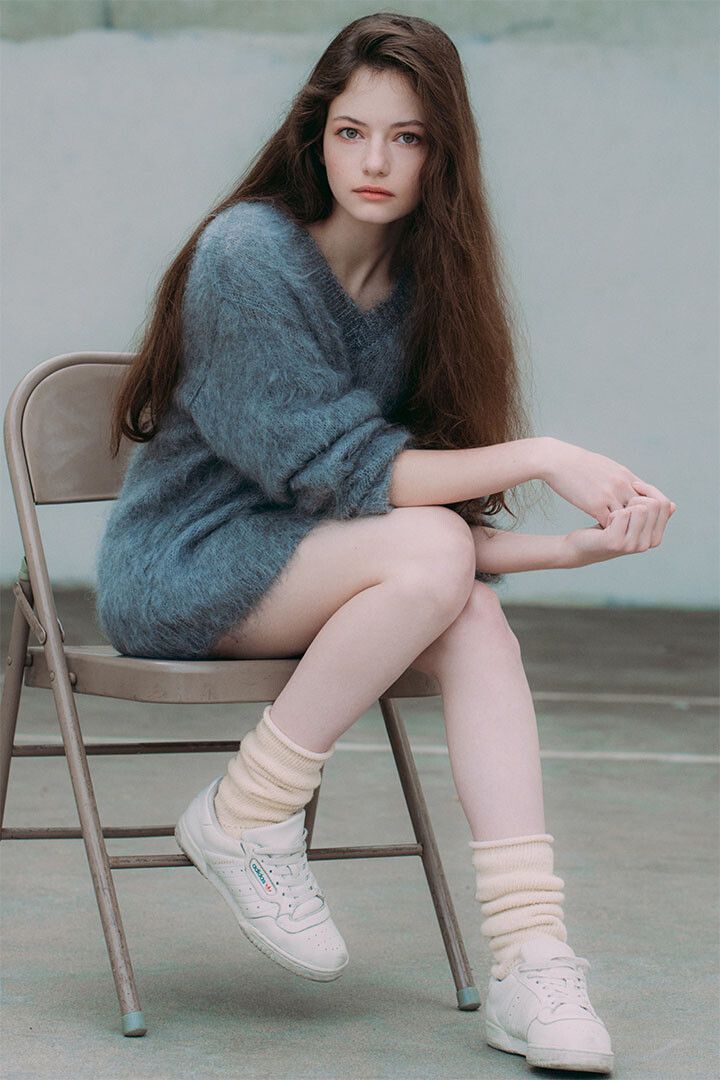 Mackenzie Foy Chair Sitting Child Actor Wall Art Home Decor Poster