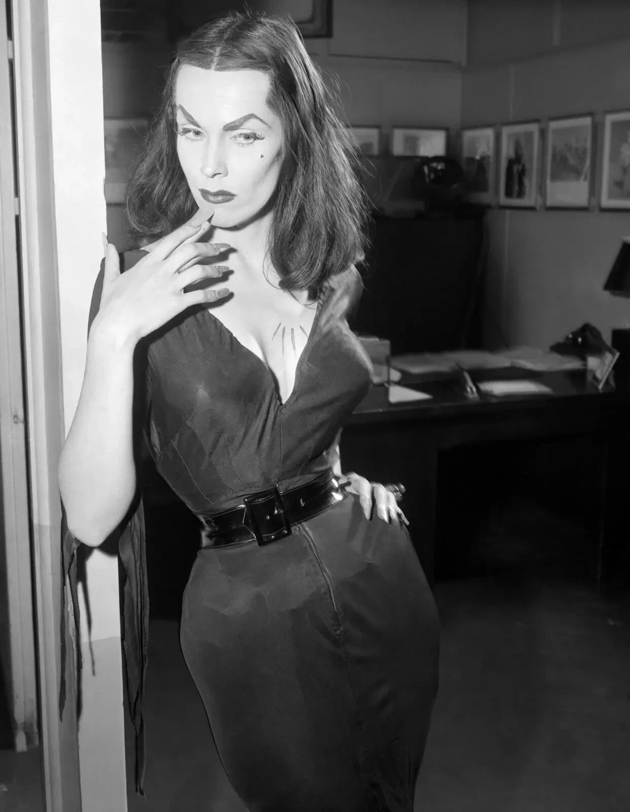 Malia Nurmi As Vampira 1950S Horror Movie Show Picture Keychain Print
