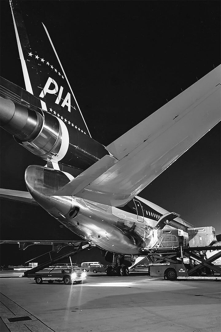 Mcdonnell Douglas Dc10 With Lowered Landing Gear Wall Home Decor Jigsaw Puzzle