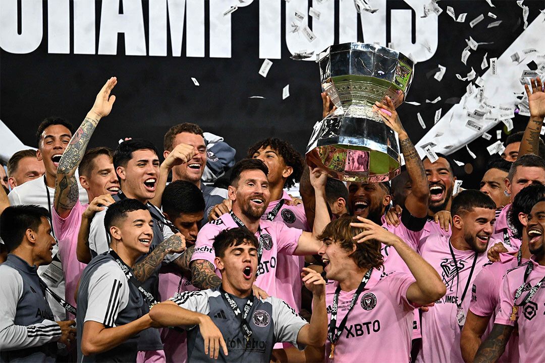 Miami Champions Soccer Final Football Lifting Trophy Messi Jigsaw Puzzle