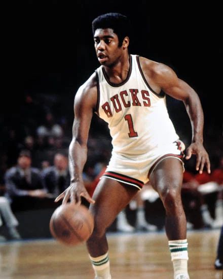 Milwaukee Bucks Oscar Robertson Glossy Keychain Basketball Print Hof 80