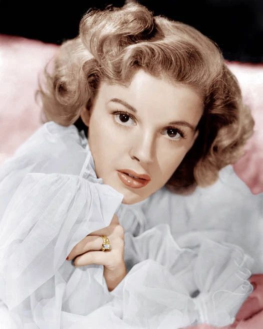 Movie Actress Judy Garland Glossy Magnet Magnet Celebrity Portrait 1