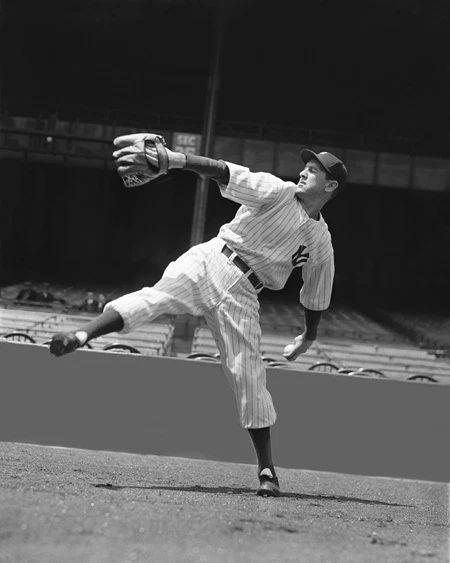 New York Yankees Vernon 'Lefty' Gomez Glossy Photo Baseball Print Poster