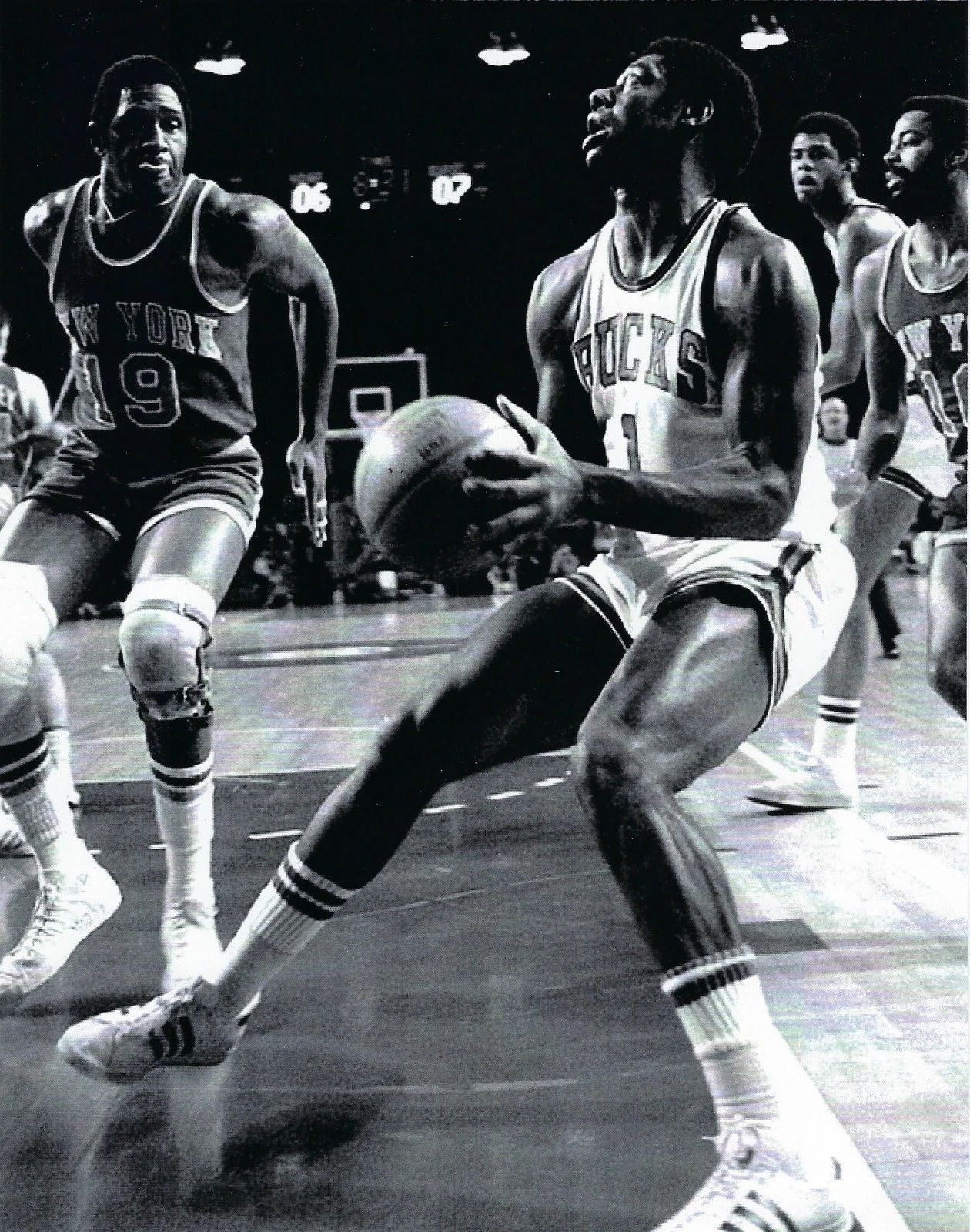 Oscar Robertson Photo Milwaukee Bucks Basketball Nba Willis Reed Ny Knicks