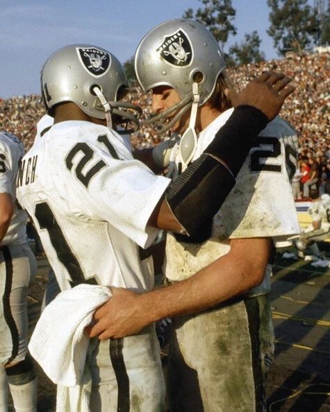 Oakland Raiders Fred Biletnkoff And Cliff Branch Super Bowl Xi Magnet Print