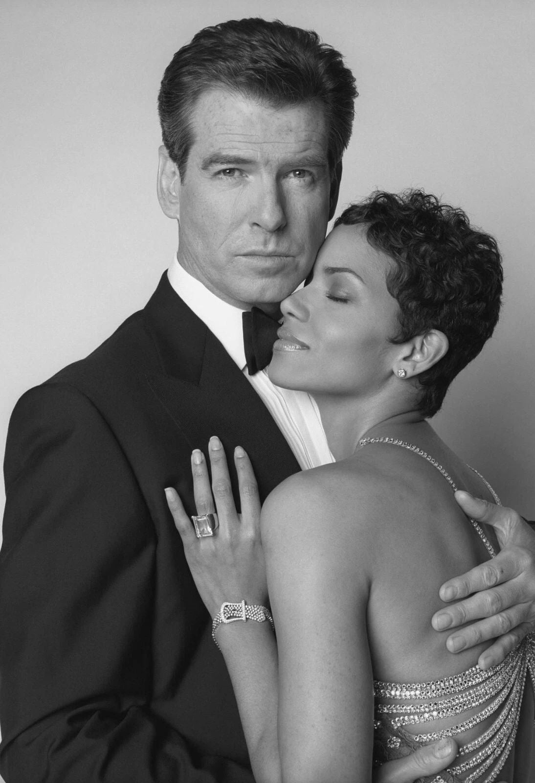 Pierce Brosnan & Halle Berry 007 Movie Die Another Day 300 Piece Jigsaw Puzzle