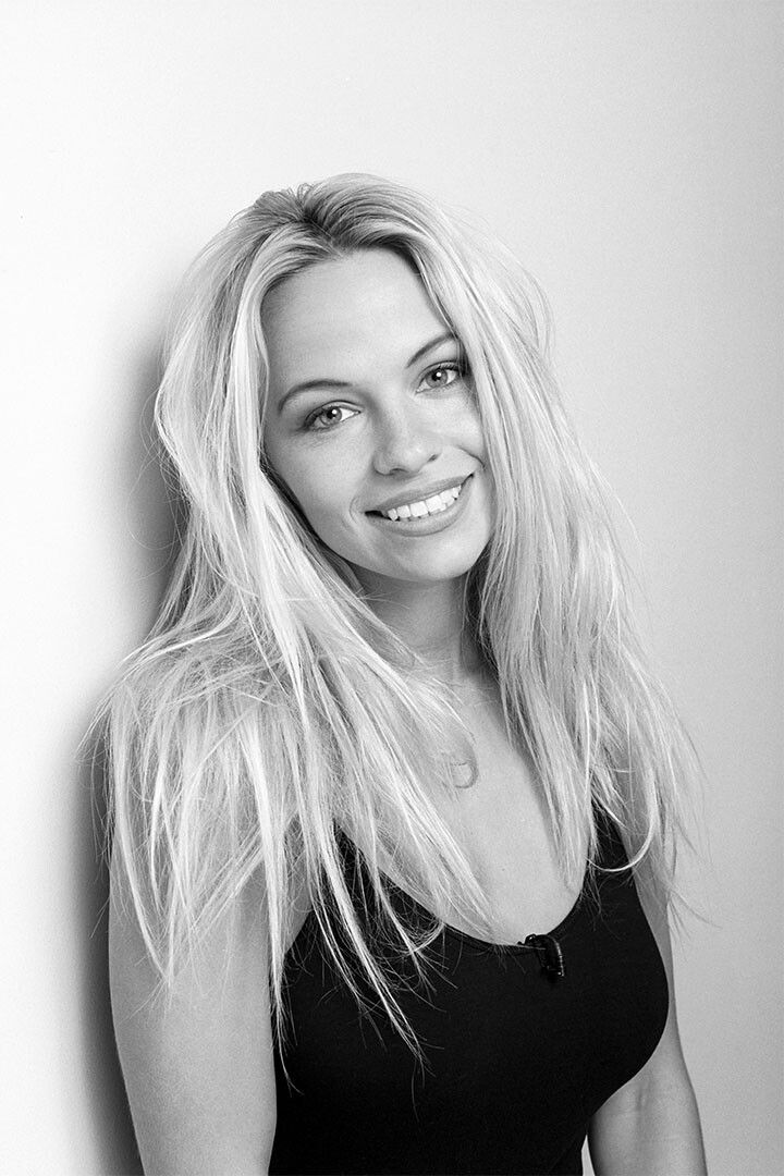 Pamela Anderson Sexy Model Writer Painting Jigsaw Puzzle