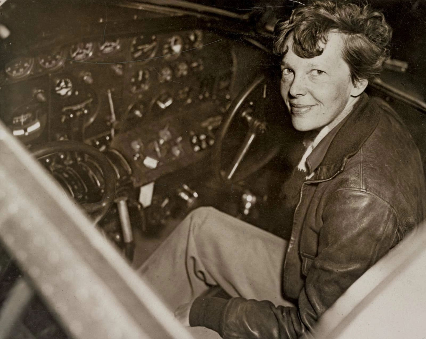 Pilot Amelia Earhart In Cockpit Old Photo Picture Poster Print Aviation Electra