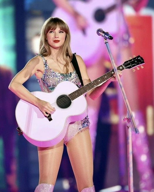 Pop Singer Taylor Swift Glossy Keychain Celebrity Icon Print