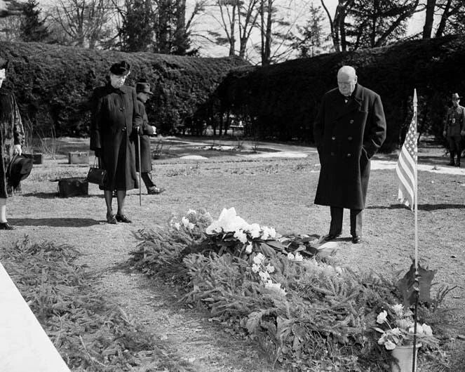 Prime Minister Winston Churchill Visits Fdr'S Grave Keychain Keychain