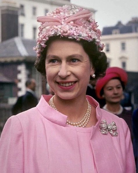 Queen Elizabeth Ii Glossy Photo Royal Family Print Portrait Poster