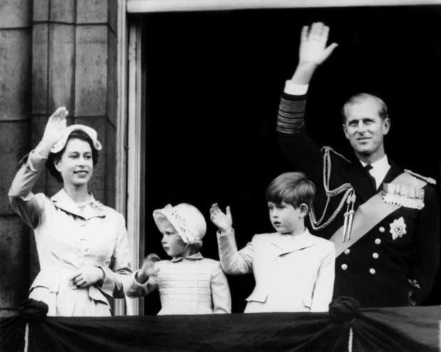 Queen Elizabeth And Prince Philip With Children Keychain Buckingham Keychain
