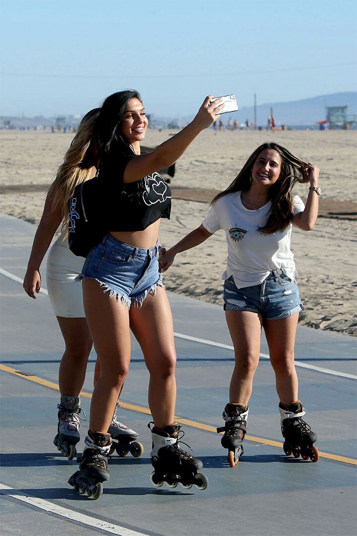 Rollerblade Bareass Sexy Females Painting Jigsaw Puzzle