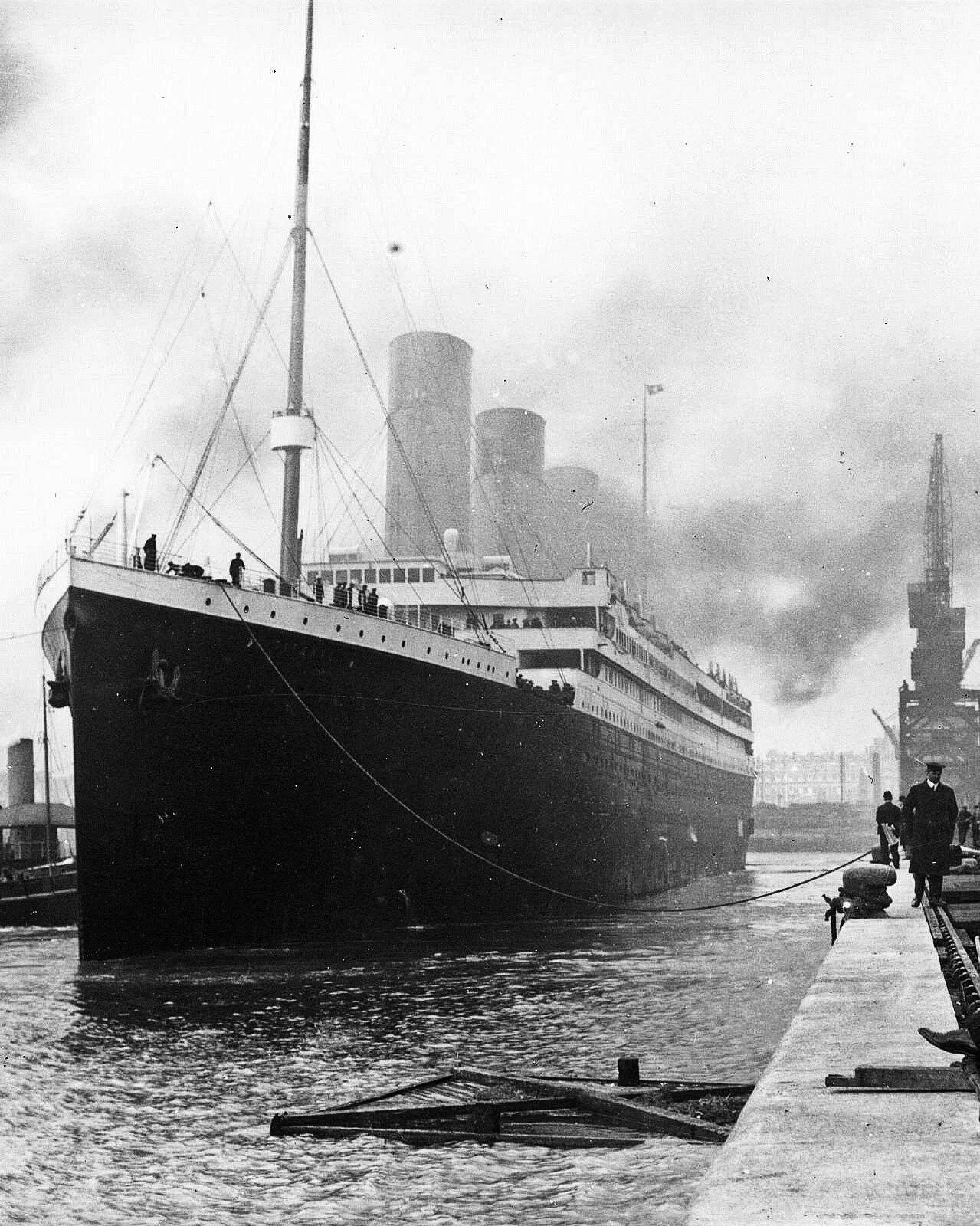 Titanic Ship Docks 1912 South Hamptongraph Classic 300 Piece Jigsaw Puzzle
