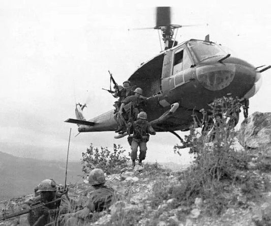 Us Helicopter W Soldiers Vietnam War Vintage Picture Poster Photo Print