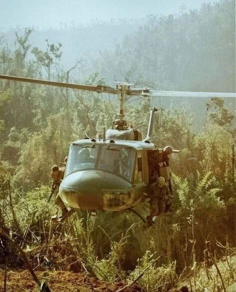 Us Military Helicopter Landing Vietnam War Picture Poster Photo Print
