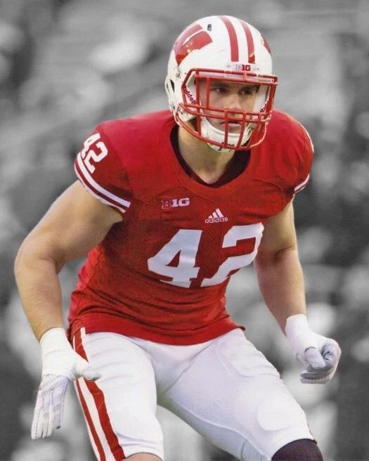 Wisconsin Badgers Tj Watt Glossy Photo Spotlight Print Poster